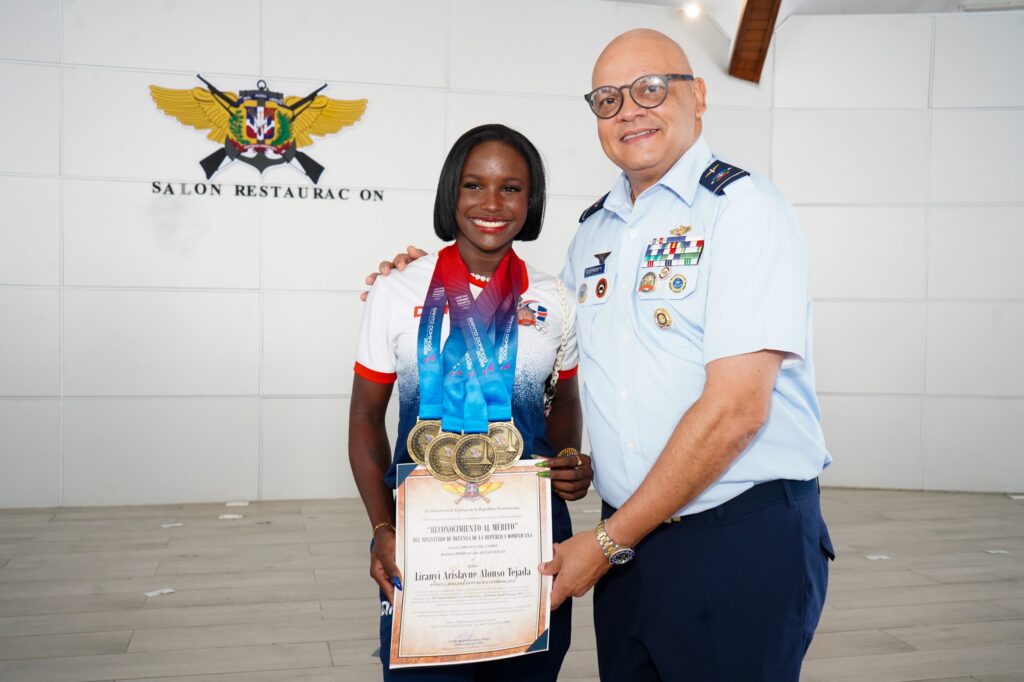 Ministerio de Defensa reconoce atletas medallistas de las FF.AA. y la P.N. en Santo Domingo 2026; mayor general piloto Souffront Tamayo participa en la ceremonia