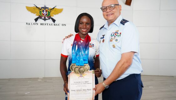 Ministerio de Defensa reconoce atletas medallistas de las FF.AA. y la P.N. en Santo Domingo 2026; mayor general piloto Souffront Tamayo participa en la ceremonia