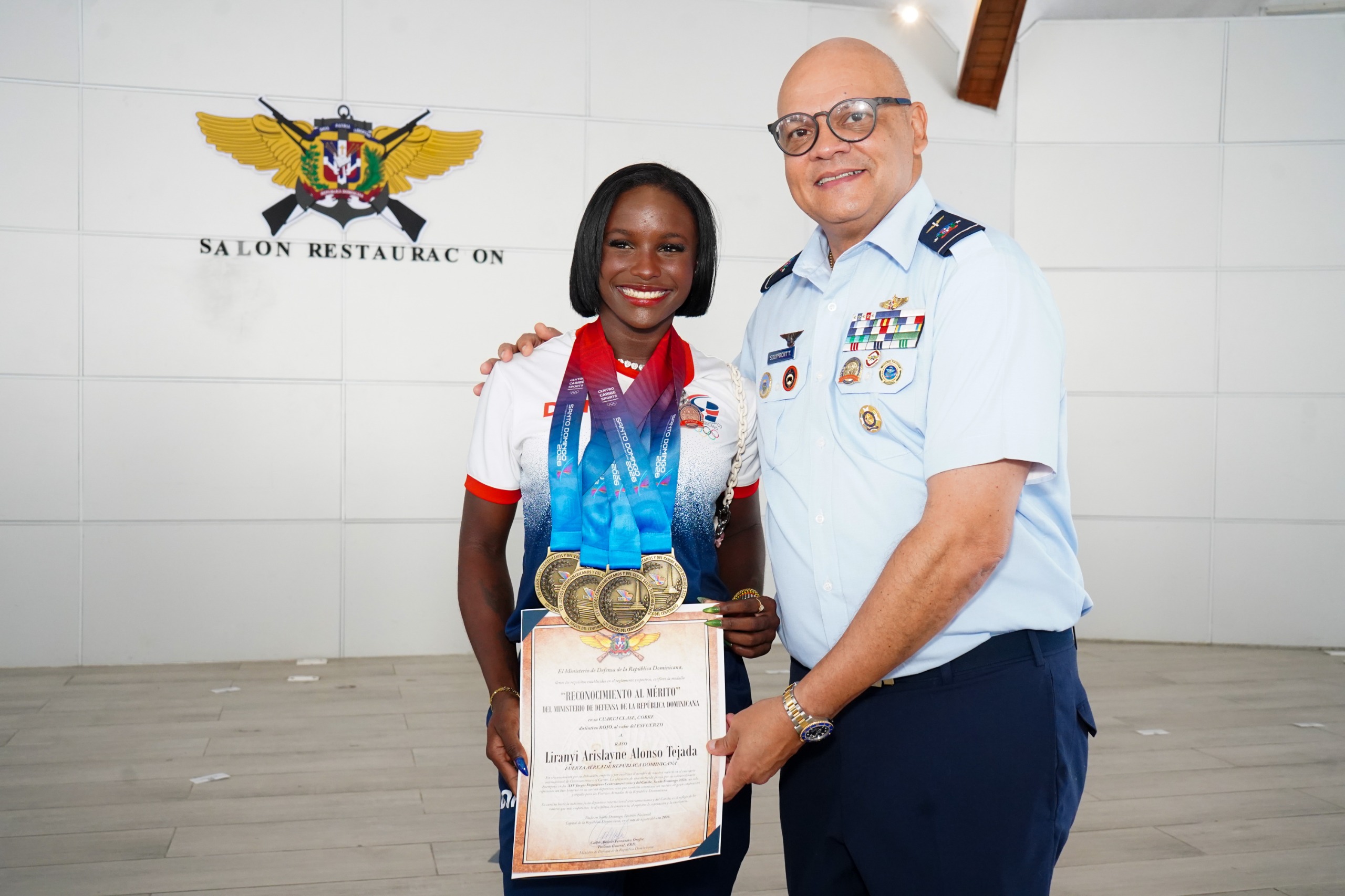 Ministerio de Defensa reconoce atletas medallistas de las FF.AA. y la P.N. en Santo Domingo 2026; mayor general piloto Souffront Tamayo participa en la ceremonia