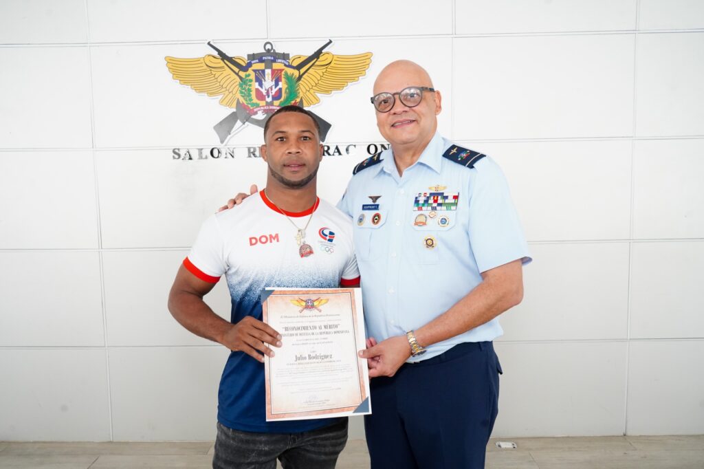 Ministerio de Defensa reconoce atletas medallistas de las FF.AA. y la P.N. en Santo Domingo 2026; mayor general piloto Souffront Tamayo participa en la ceremonia