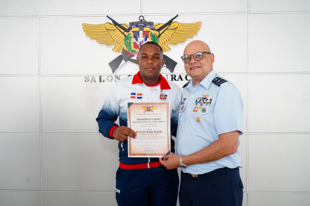 Ministerio de Defensa reconoce atletas medallistas de las FF.AA. y la P.N. en Santo Domingo 2026; mayor general piloto Souffront Tamayo participa en la ceremonia
