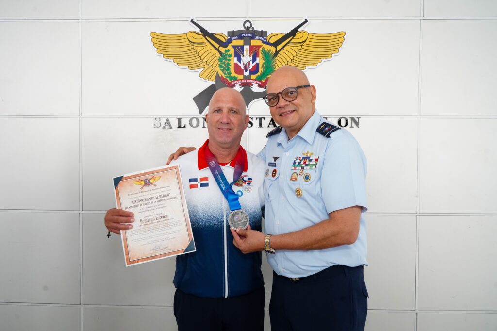 Ministerio de Defensa reconoce atletas medallistas de las FF.AA. y la P.N. en Santo Domingo 2026; mayor general piloto Souffront Tamayo participa en la ceremonia
