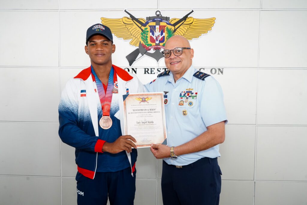 Ministerio de Defensa reconoce atletas medallistas de las FF.AA. y la P.N. en Santo Domingo 2026; mayor general piloto Souffront Tamayo participa en la ceremonia