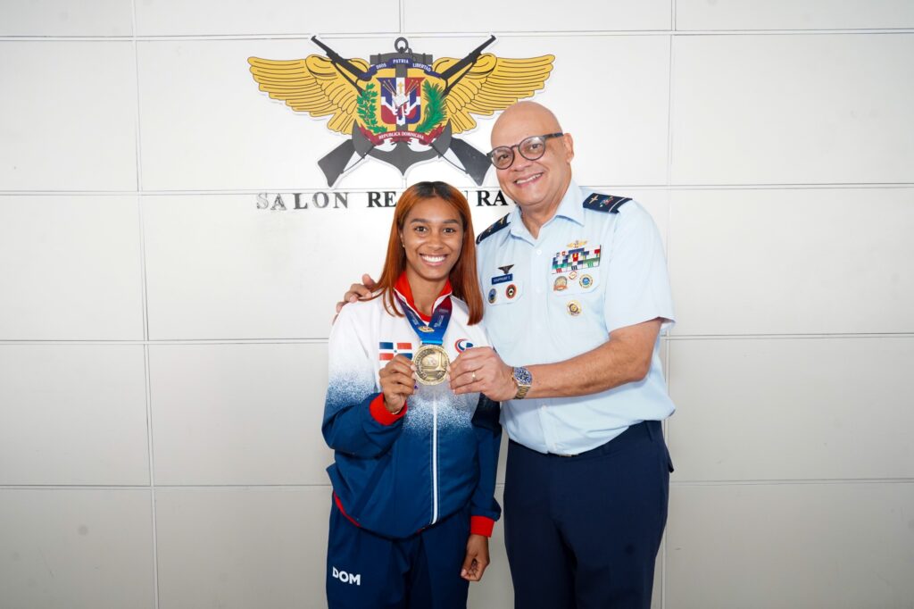 Ministerio de Defensa reconoce atletas medallistas de las FF.AA. y la P.N. en Santo Domingo 2026; mayor general piloto Souffront Tamayo participa en la ceremonia