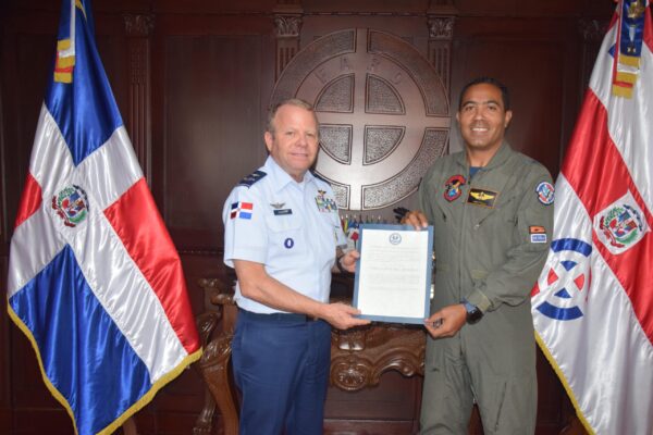 Comandante General entrega distinción internacional a oficial superior otorgado por el SICOFFA