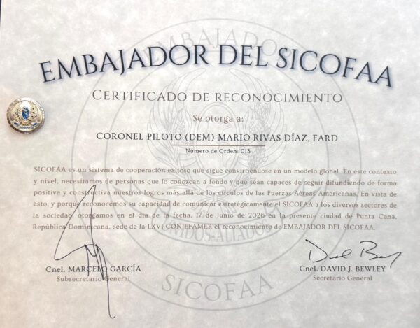 Comandante General entrega distinción internacional a oficial superior otorgado por el SICOFFA